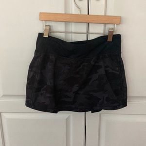 Lululemon black camo skirt size 4.